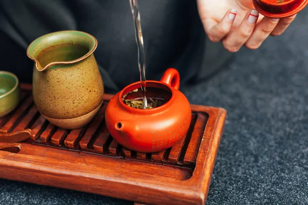 Традиционная чайная церемония с женской рукой — стоковое фото