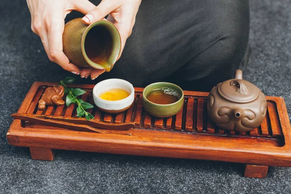 Cérémonie du thé traditionnelle close up avec la main de la femme — Photo