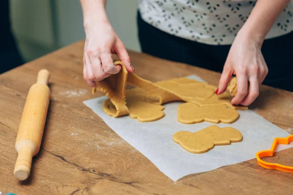Taze hamur ürünleri evde kurabiye yapma eller, yakın çekim — Stok fotoğraf
