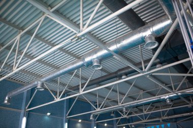 HVAC Kanal Temizleme, yeni binada tavandan asılı gümüş yalıtım malzemesi havalandırma boruları