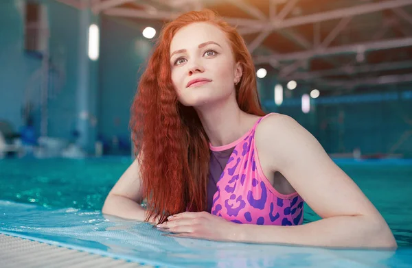 Красивая молодая женщина в закрытом бассейне. Спортивная сексуальная девушка. Здоровый образ жизни — стоковое фото