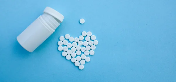 Medicina, assistenza sanitaria e farmacia - pillole e farmaci a forma di cuore — Foto Stock