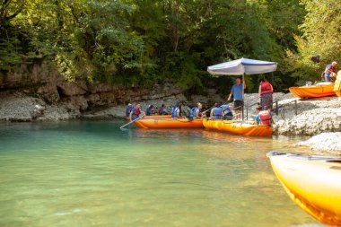 Martvili, Gürcistan Eylül 2018 insanlar üzerinde bir gezi kanyon boyunca hava ile şişirilen kayıklar kayalarda arasında