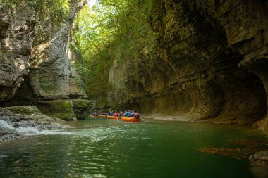 Martvili, Gürcistan Eylül 2018 insanlar üzerinde bir gezi kanyon boyunca hava ile şişirilen kayıklar kayalarda arasında