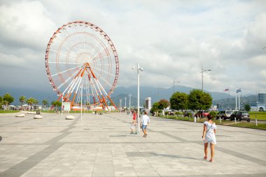 Batum, Gürcistan - 29 Ağustos 2018: dönme dolap ile bulut gökyüzü arka planda