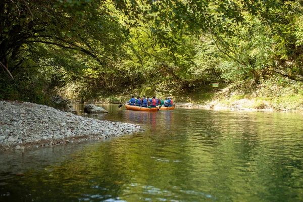 Martvili, Georgia septiembre 2018 Personas en una excursión entre rocas en botes inflables a lo largo del cañón — Foto de Stock