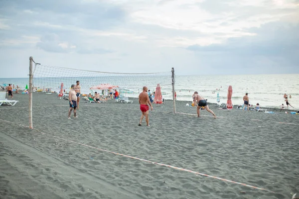 Georgië, Ureki augustus 2018 zwart zand zwart camping. Beachvolleybal op de zomer — Stockfoto