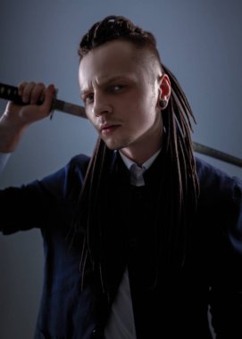 Bir samuray kılıcı tutan genç adam. Glamour fotoğraf.