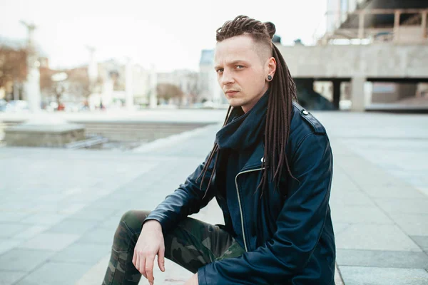 Rocker rock star jeune homme marchant sur la rue de la ville jour d'automne — Photo