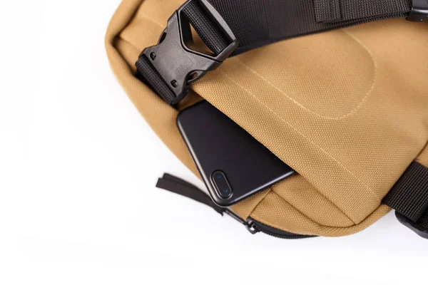 Bolso beige sobre fondo blanco aislado con bolsillo oculto para teléfono móvil — Foto de Stock