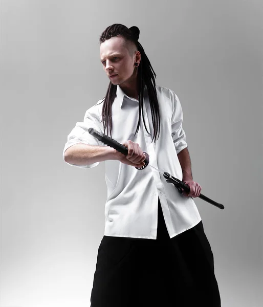 Молодой человек с самурайским мечом. Гламур фото . — стоковое фото