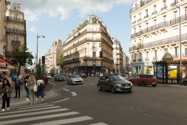Paris, Fransa, 02 Haziran 2018 Merkez Ilçe yaz Paris şehir sokaklarında. Yoldan geçenler tarafından ve turistler kameralar ile şehir etrafında yürümek.