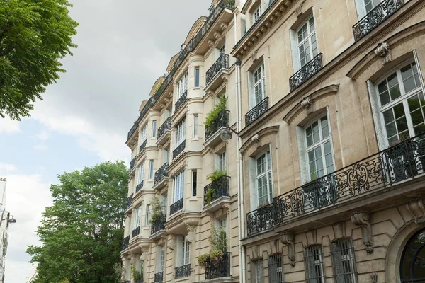 Париж, Франція-02 червня 2018 будинків виникло в зелених рослин, дерев та квітів. — стокове фото