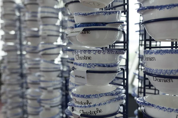 White plates with written names. nominal dishes — Stock Photo, Image