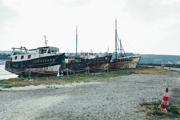 Relitti di pescherecci al cimitero delle navi, Camaret-sur-Mer, Finistere, Bretagna, Francia 29 maggio 2018 — Foto Stock