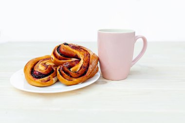 Beyaz arka planda siyah geçerli berry pie ile rustik.