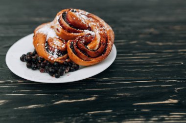 Rustik siyah ahşap zemin üzerine siyah geçerli berry pie ile.