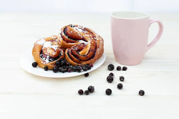 Rústico com torta de baga atual preta no fundo branco . — Fotografia de Stock