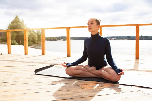 Natur-Meditationskonzept. Frau macht Yoga in Lotusposition — Stockfoto