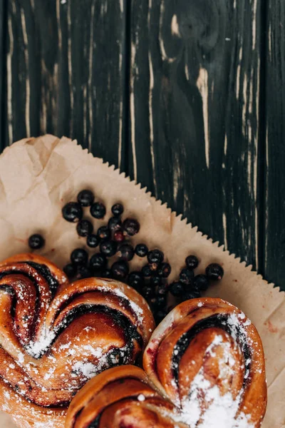 Rústico com torta de baga atual preta em fundo de madeira preta . — Fotografia de Stock