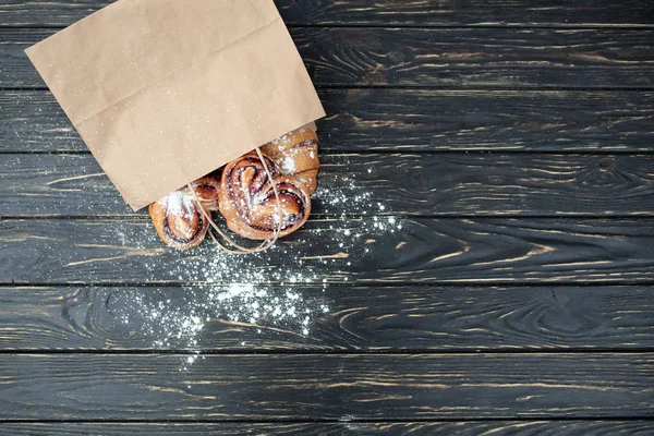 Papieren tas bakkerijproducten. Gezonde maaltijd. Lege ruimte. Gastronomische gerechten. Mock up. — Stockfoto