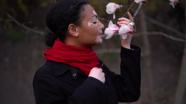 Bella Ragazza Africana Con Vitiligine Piedi Sulla Strada Annusa Fiori — Video Stock