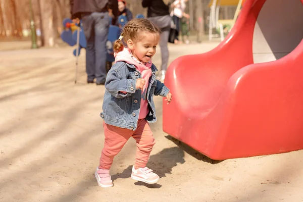 Petite fille caucasienne mignonne sur l'aire de jeux, enfant heureux avec plaisir passer du temps à l'extérieur, enfance heureuse insouciante — Photo