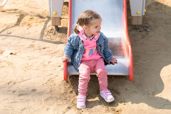 Schattige kleine Kaukasische meisje op de speelplaats, gelukkig kind met plezier doorbrengen in de buitenlucht, gelukkige zorgeloze kindertijd — Stockfoto