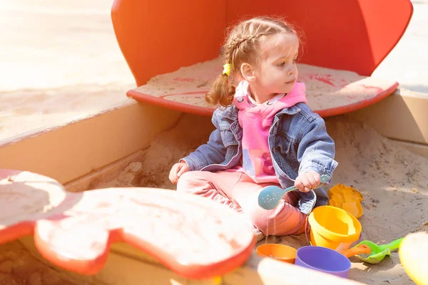 Petite fille caucasienne mignonne sur l'aire de jeux, enfant heureux avec plaisir passer du temps à l'extérieur, enfance heureuse insouciante — Photo