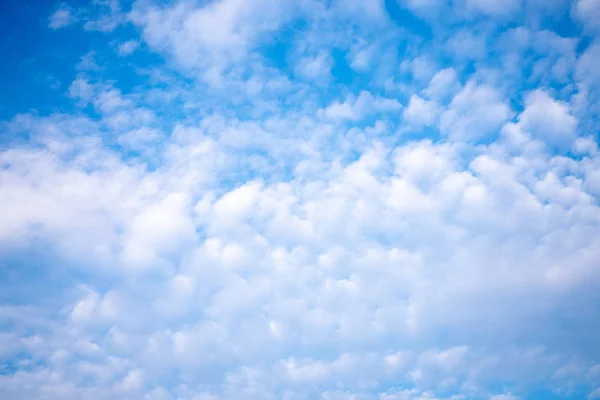 Nuvoloso chiaro blu estate cielo natura sfondo — Foto Stock