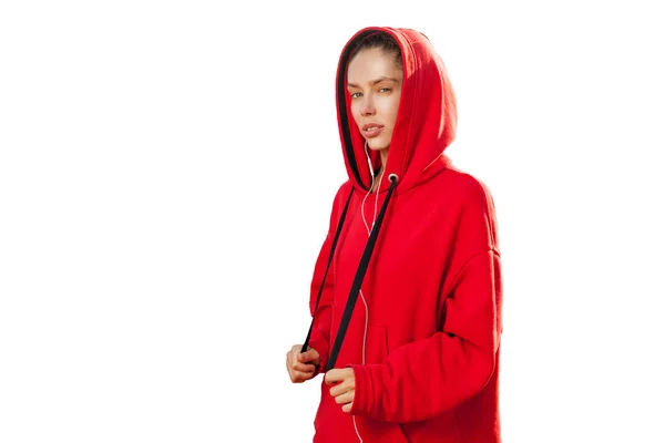 Mooie Kaukasische sportieve vrouw aan trendy Rode hoodie — Stockfoto