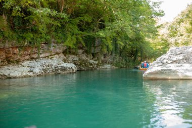 Martvili, Gürcistan Eylül 2018 insanlar üzerinde bir gezi kanyon boyunca hava ile şişirilen kayıklar kayalarda arasında