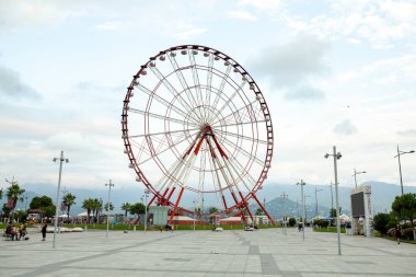 Batum, Gürcistan - 29 Ağustos 2018: dönme dolap ile bulut gökyüzü arka planda