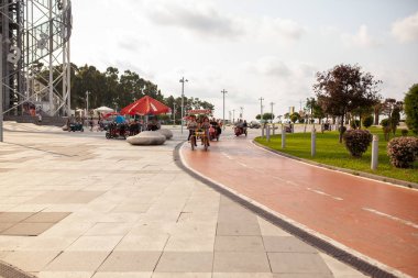 Batum, Gürcistan Ağustos 2018 elektrik üç tekerlekli scooter Kiralık Batum yeni Bulvarı'nda. Batum Boulevard görünümünü