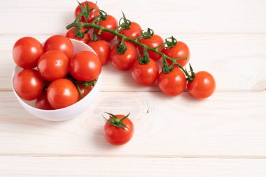 Beyaz ahşap masada kiraz domates