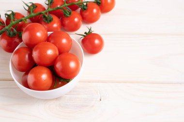 Beyaz ahşap masada kiraz domates