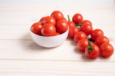 Beyaz ahşap masada kiraz domates