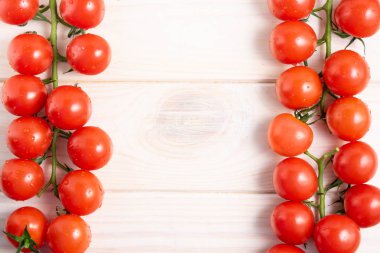 Beyaz ahşap masada kiraz domates