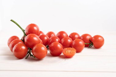 Beyaz ahşap masada kiraz domates