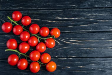 Koyu siyah ahşap masada Kiraz domates