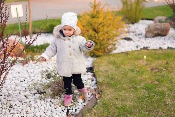 Kleine Kaukasische meisje loopt in herfst Park — Stockfoto