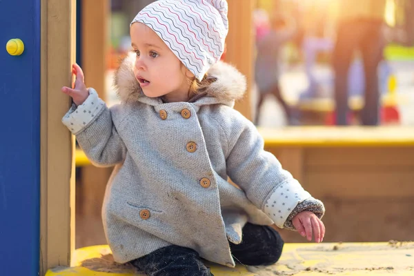 Kleines süßes Mädchen spielt im Herbst auf dem Spielplatz — Stockfoto