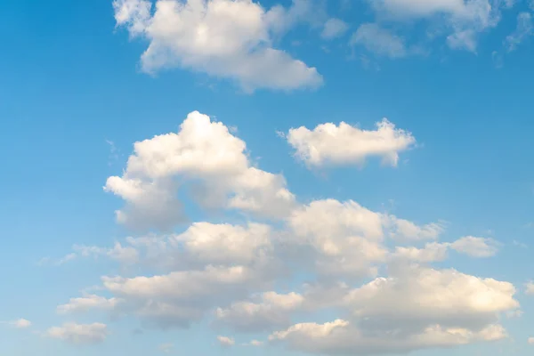 Beau ciel nuageux. La nature. Jour d'été — Photo