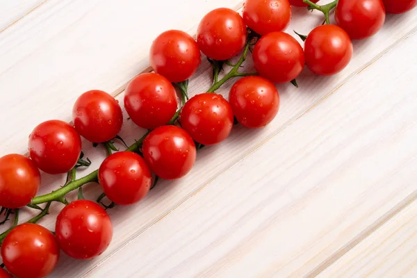 Tomates cereja na mesa de madeira branca — Fotografia de Stock