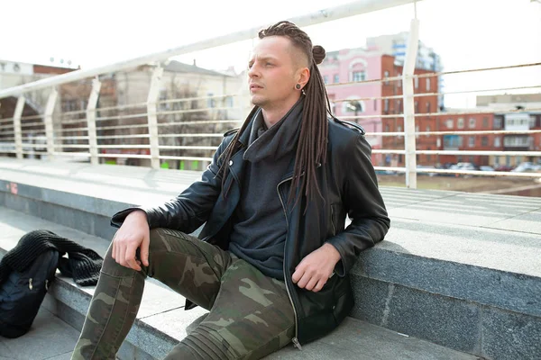 Rocker rock star jeune homme marchant sur la rue de la ville jour d'automne — Photo