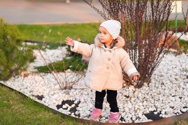 Kleine Kaukasische meisje loopt in herfst Park — Stockfoto