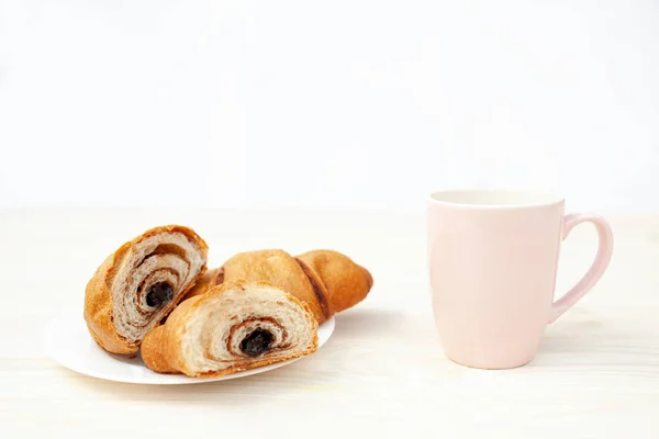 Croissant fresco com chocolate no fundo de madeira branca — Fotografia de Stock