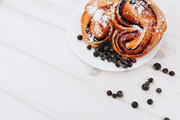 Rústico com torta de baga atual preta no fundo branco . — Fotografia de Stock