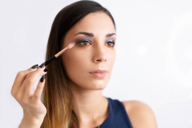 Parlak temel rengi göz farı modelinin e üzerinde uygulama makyaj sanatçısı