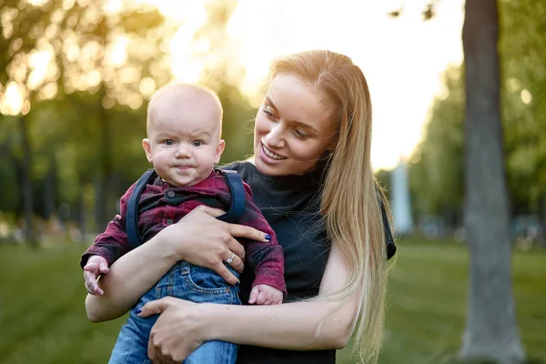 Beautiful young mother walks with her little son in a summer par — Stock Photo, Image